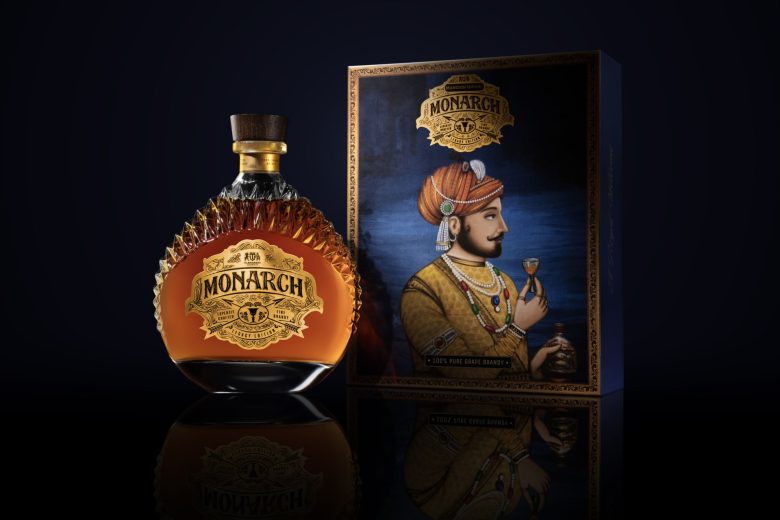 Бутылка бренди Monarch рядом с подарочной коробкой