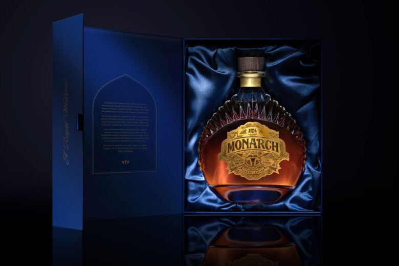 Бутылка бренди Monarch в подарочной коробке
