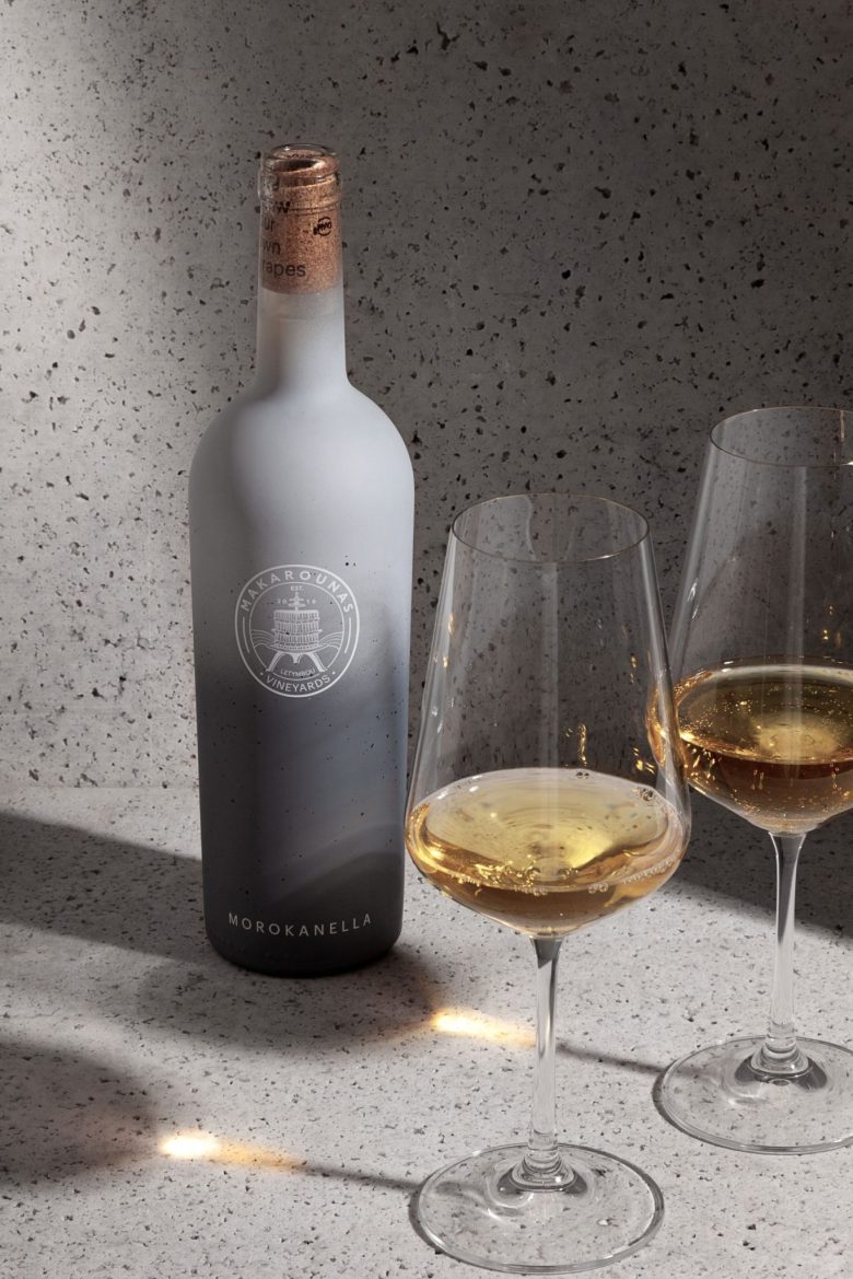 Бутылка вина и бокалы на бетонной поверхности Morokanella Fermented in Concrete Egg