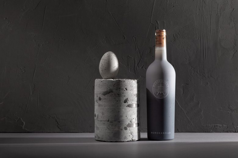 Бутылка вина рядом с бетонным объектом Morokanella Fermented in Concrete Egg