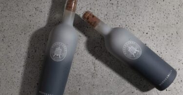Бутылки вина на бетонной поверхности Morokanella Fermented in Concrete Egg