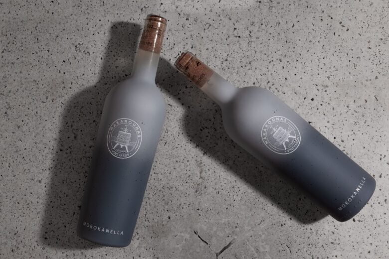 Бутылки вина на бетонной поверхности Morokanella Fermented in Concrete Egg