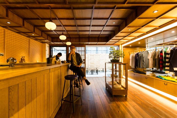 Чудесный дизайн интерьера кафе Kitsune в Японии