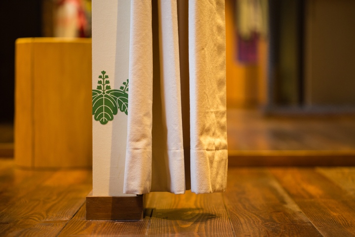 Яркий дизайн интерьера кафе Kitsune в Японии