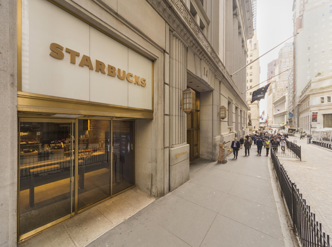 Экстерьер кафе Starbucks Express Format в Нью-Йорке