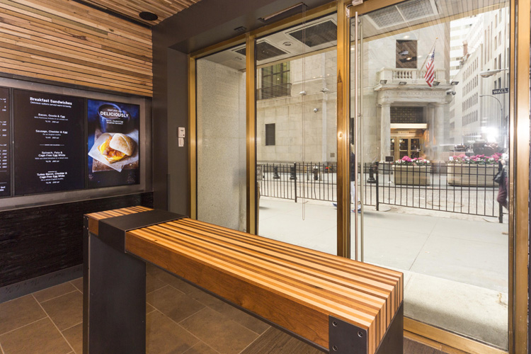 Современный интерьер кафе Starbucks Express Format в Нью-Йорке