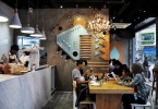 Стопроцентно узнаваемый и запоминающийся интерьер компактного кафе Coffee Jobs в Гонконге