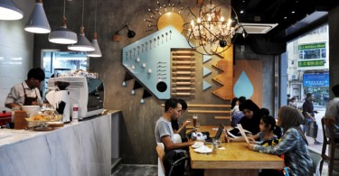 Стопроцентно узнаваемый и запоминающийся интерьер компактного кафе Coffee Jobs в Гонконге