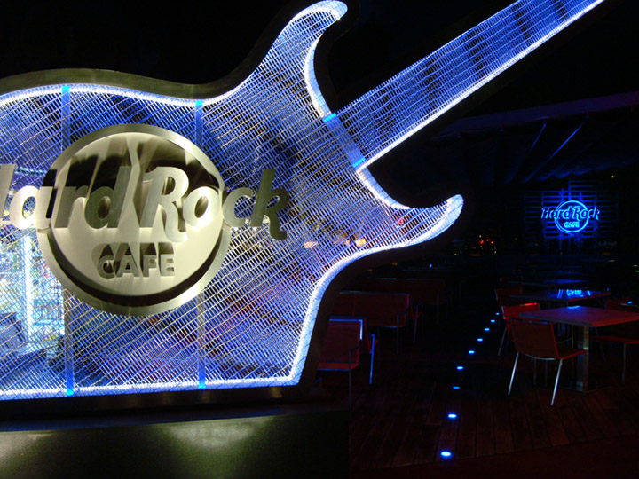 Светящиеся гитара в кафе Glyfada в Афинах
