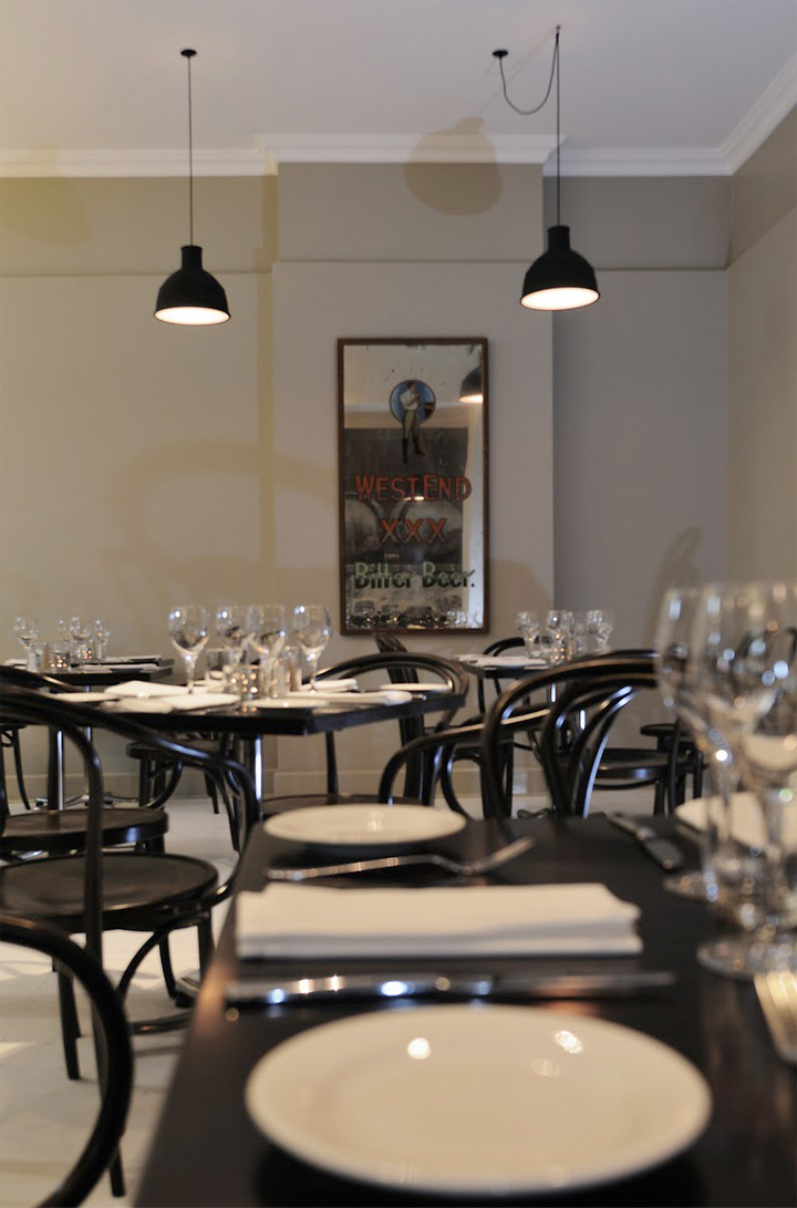 Черные столы и стулья в заведении 1862 Wine Bar & Grill в Австралии