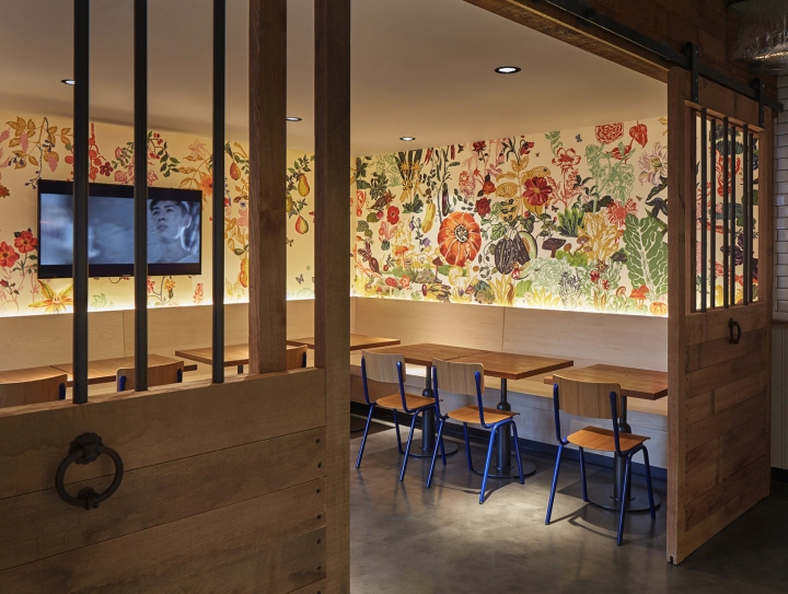 Цветочные мотивы на стене в кафе