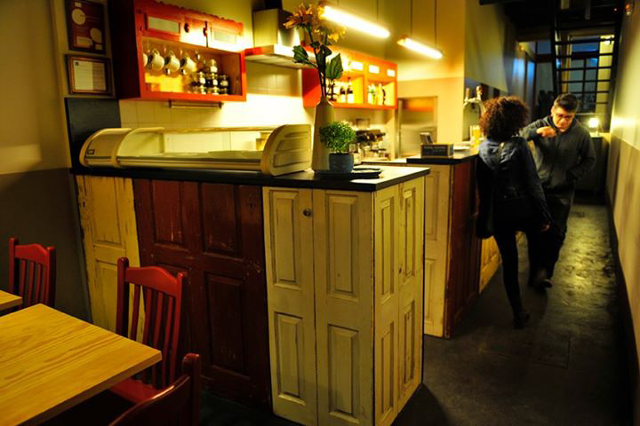 Деревянная облицовка барной стойки в кафе