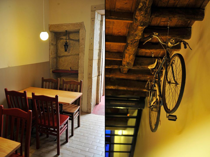 Полка в бетонной стене и велосипед на потолке в кафе