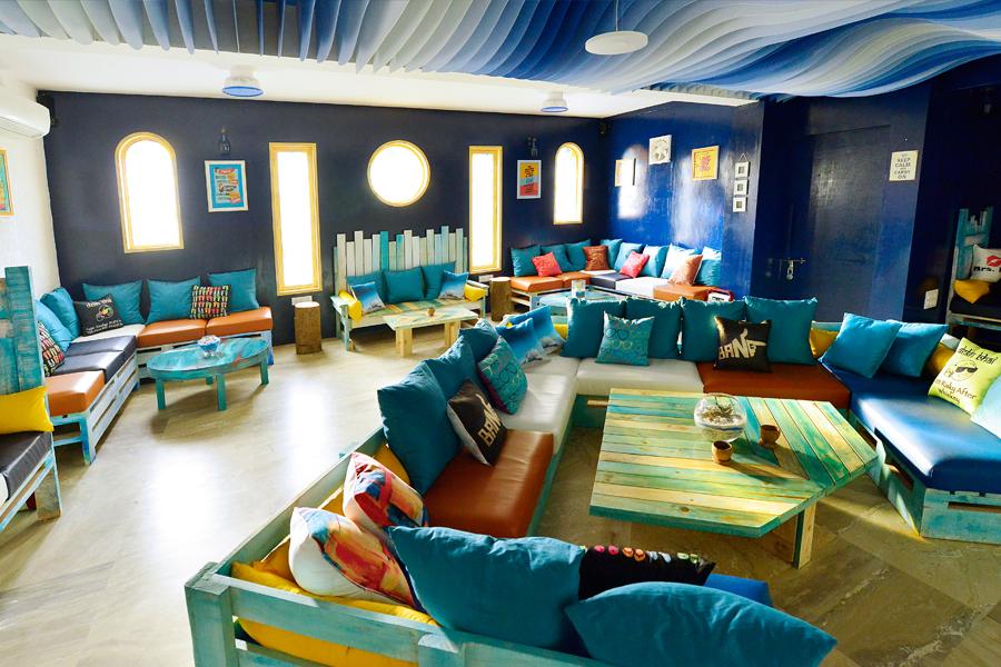 Посадочные места в клубе Z-Lounge в Индии
