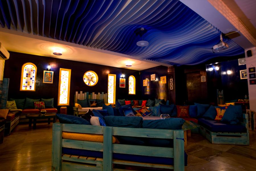 Синее оформление потолка в клубе Z-Lounge в Индии