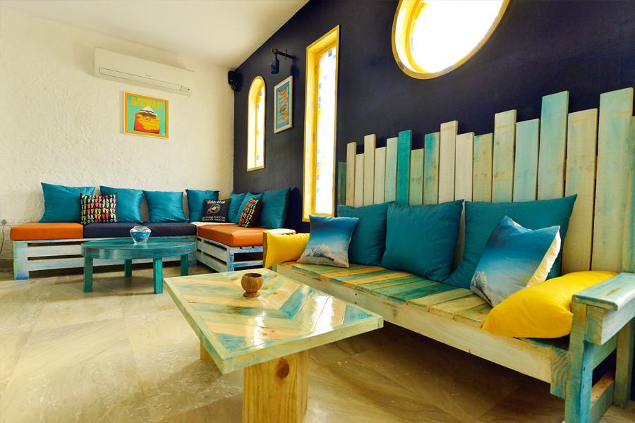 Деревянный журнальный столик и скамья в клубе Z-Lounge в Индии