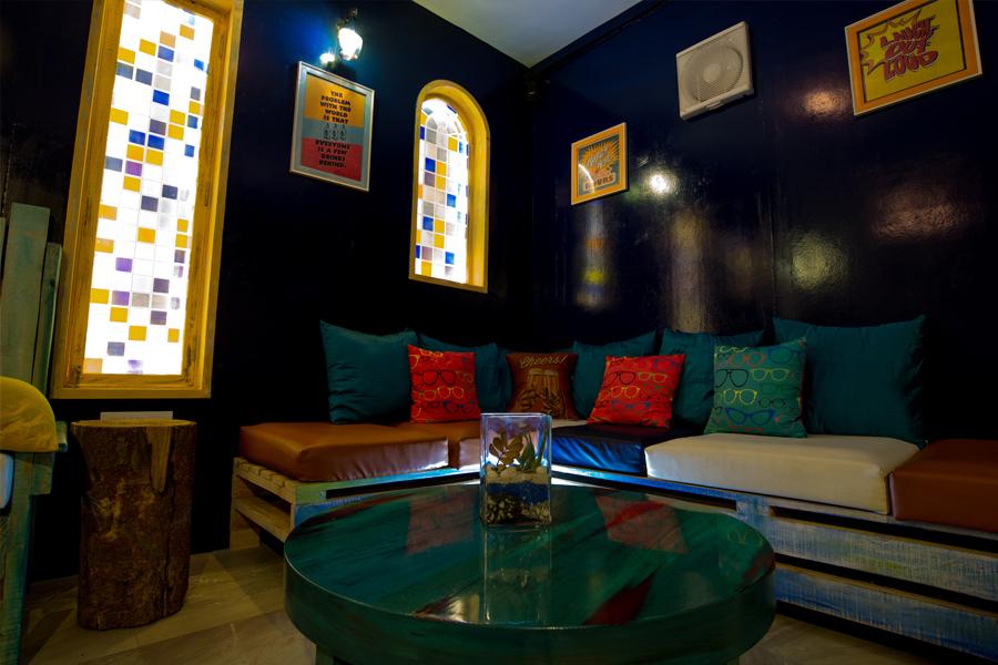 Круглый столик в клубе Z-Lounge в Индии