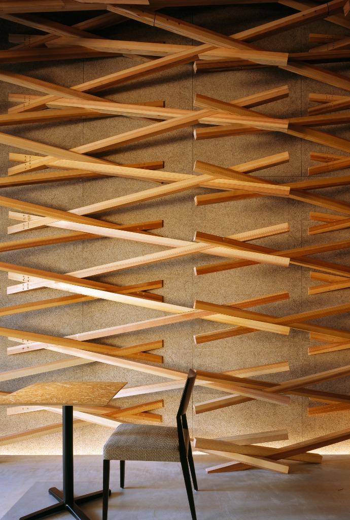 Деревянная конструкция на стене в кофейни