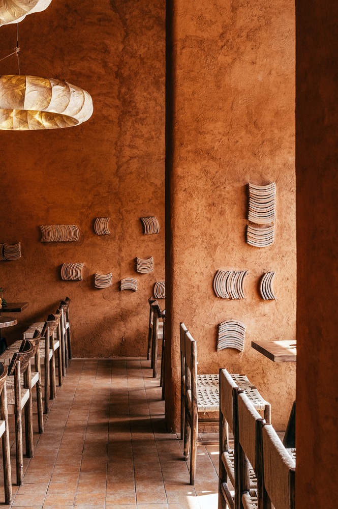 Декоративная стена с рельефом и посадкой ThiLa Bistro & Café