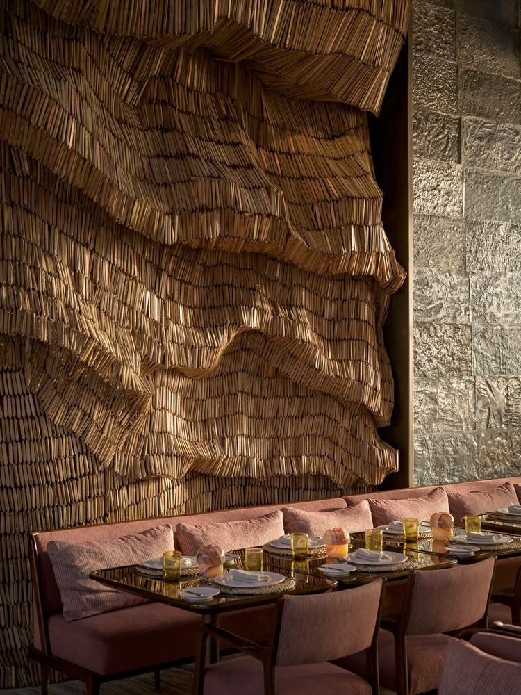 Декоративная стена из деревянных элементов Lucida Restaurant and Bar