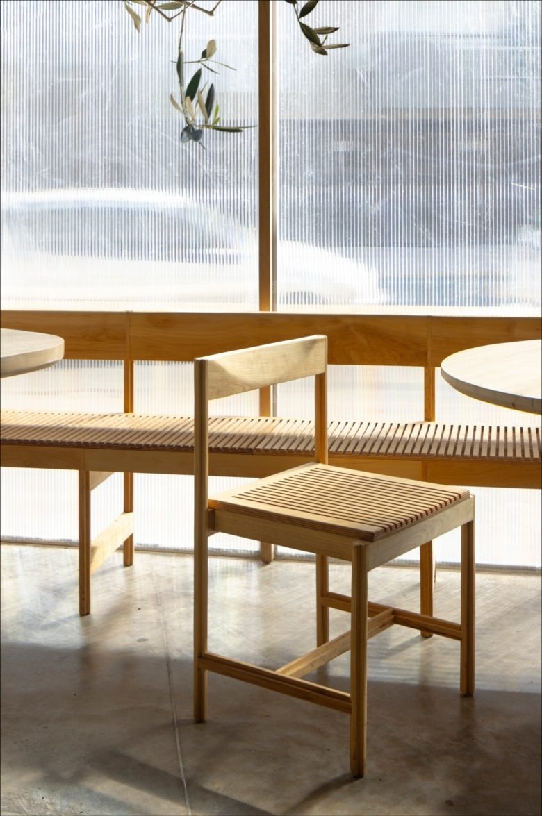 Деревянная мебель у окна NESS restaurant