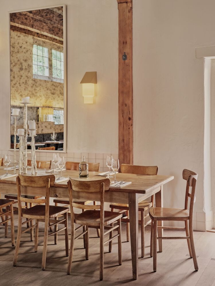 Деревянный стол с зеркалом и свечами в интерьере Hotel Rumour