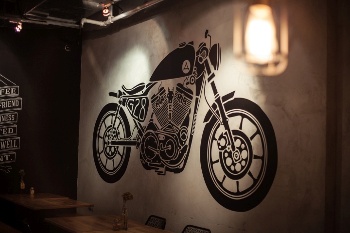 Настенный рисунок мотоцикла в кафе Assembly Ground