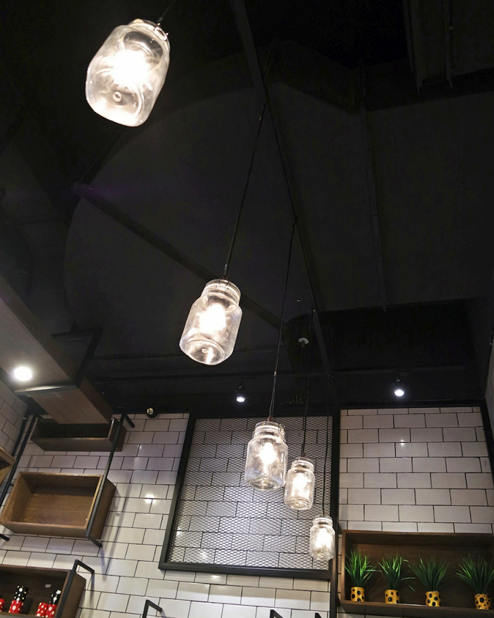 Креативные светильники в десерт-кафе
