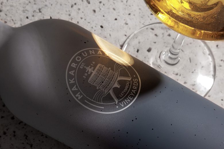 Деталь бутылки вина и бокала Morokanella Fermented in Concrete Egg