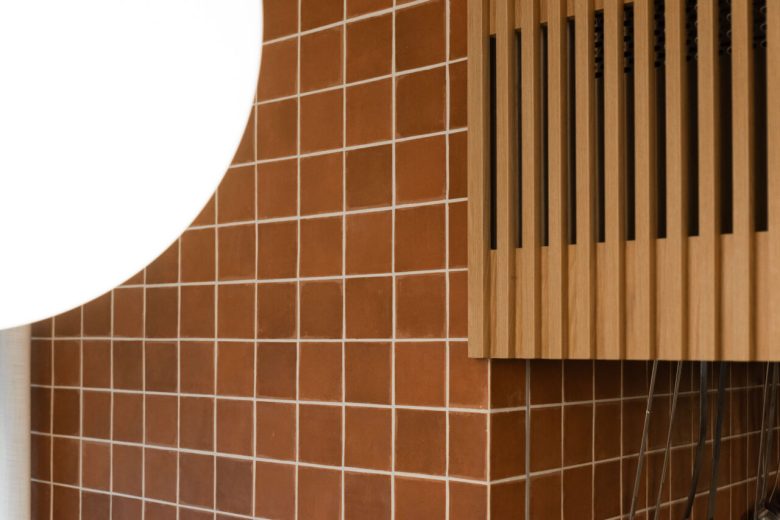 Деталь облицовки кухни Pizza Academy Bidfood с керамической плиткой