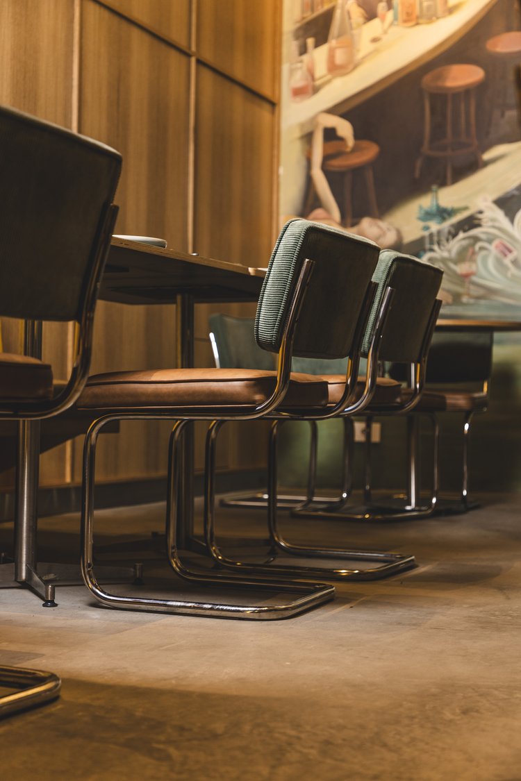 Деталь посадочных стульев в ресторане Father Bun