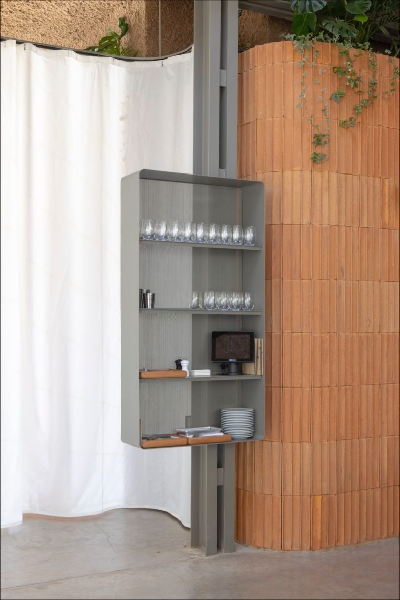 Деталь стеллажа и перегородки NESS restaurant