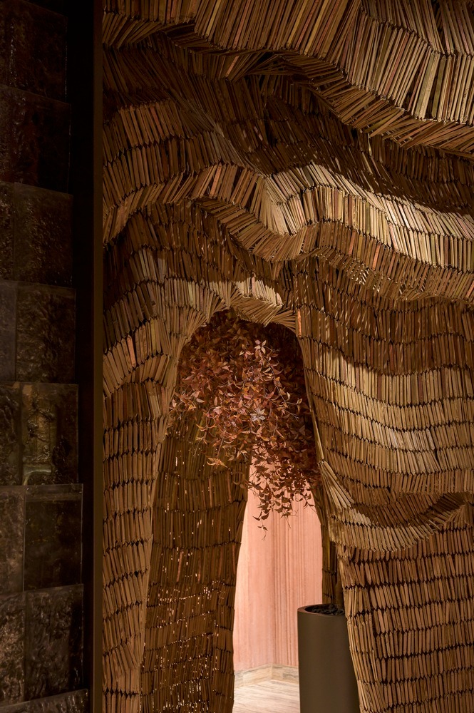 Деталь текстурной деревянной конструкции Lucida Restaurant and Bar