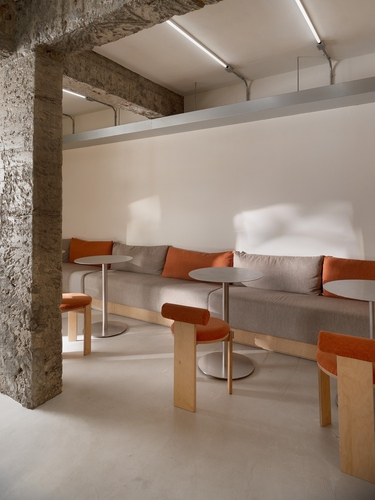 Диванная зона с мягкими подушками Peckish Bakery