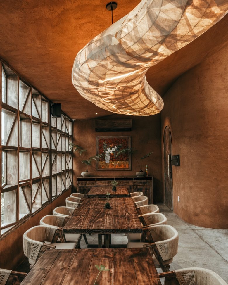 Длинный общий стол в приватном зале ThiLa Bistro & Café