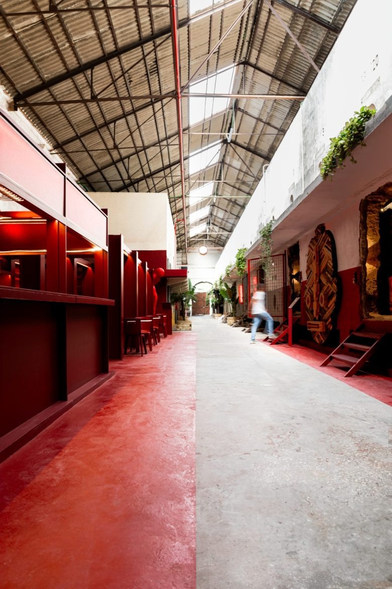 Длинный коридор с красными зонами Vibra Caffé + Concept Store