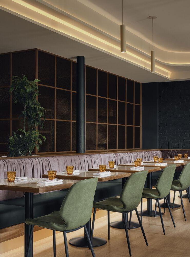 Длинный стол с мягкими сиденьями у стены Hayat Restaurant