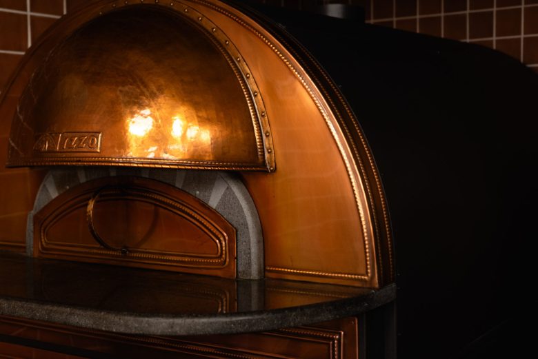 Дровяная печь для пиццы Pizza Academy Bidfood крупный план