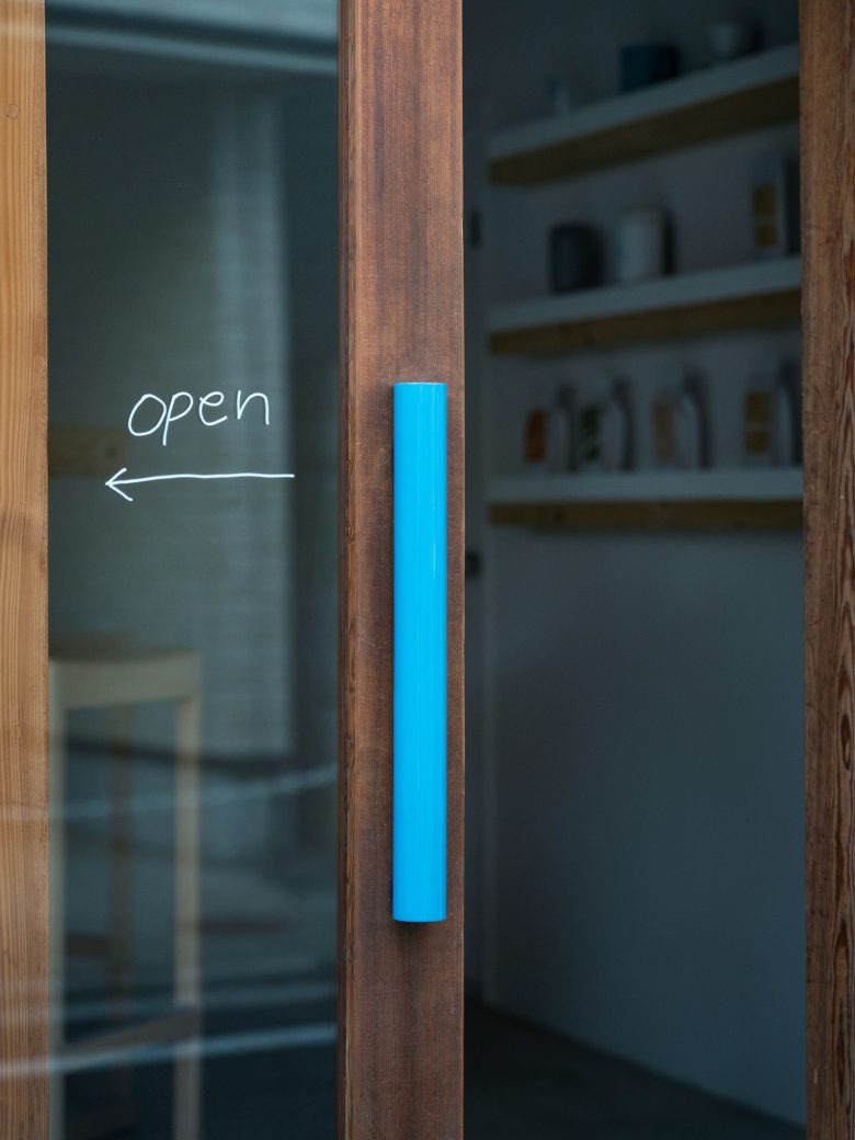 Дверная ручка и надпись open LIGHT UP COFFEE