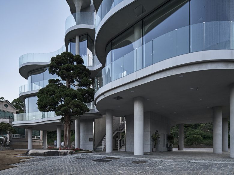 Экстерьер кафе с террасами и стеклянными ограждениями Rose Mary Cafe