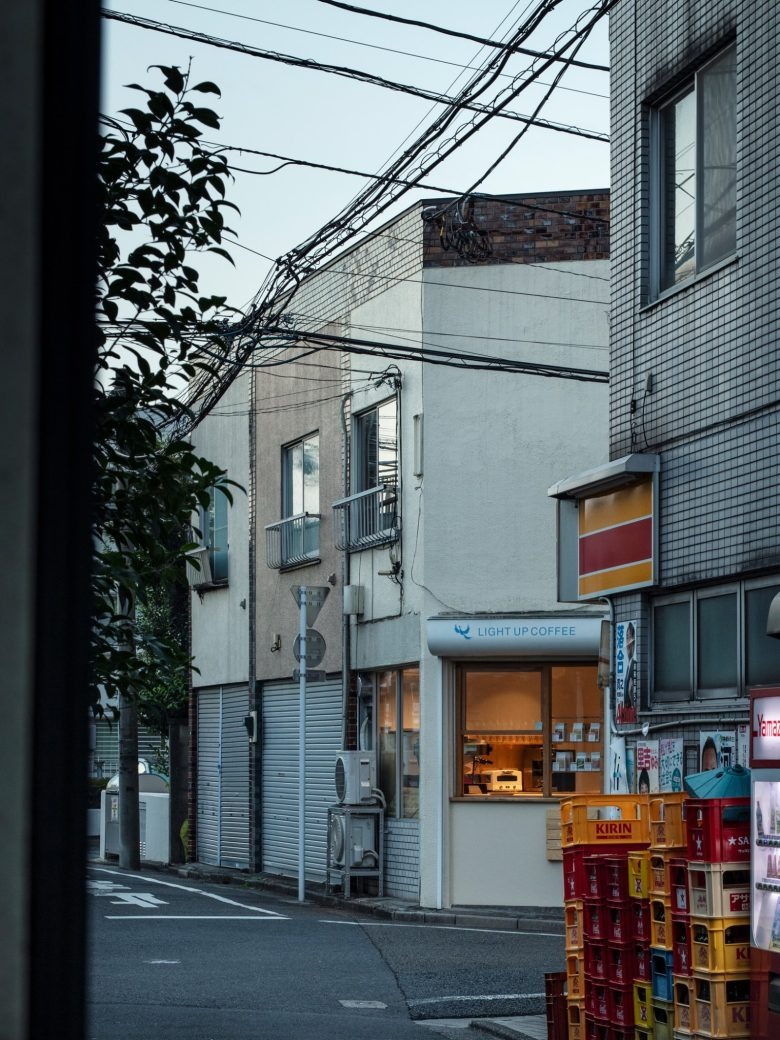 Экстерьер кофейни на улице LIGHT UP COFFEE