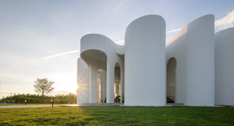 Экстерьер здания на закате Curvy Dining