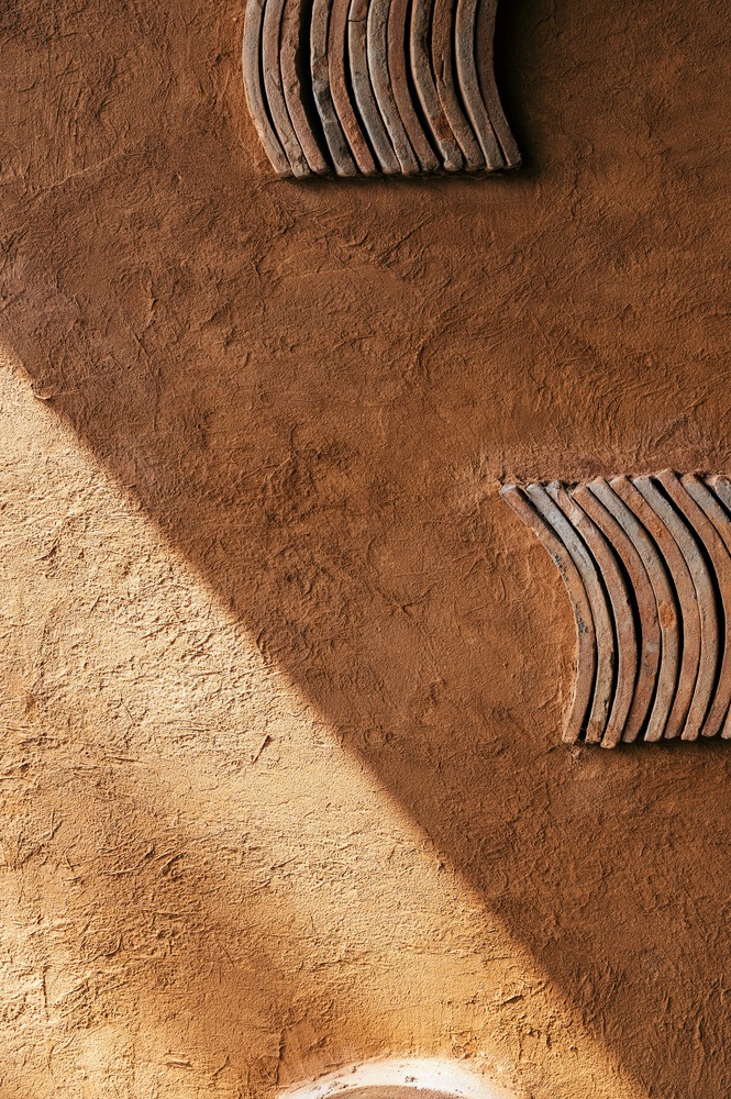 Фактурная глиняная стена декоративные элементы ThiLa Bistro & Café