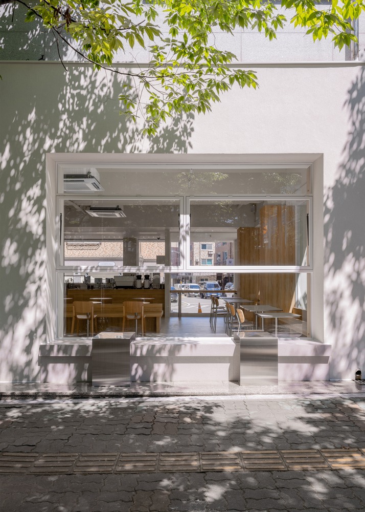 Фасад кафе с большим открывающимся окном Prompt Café