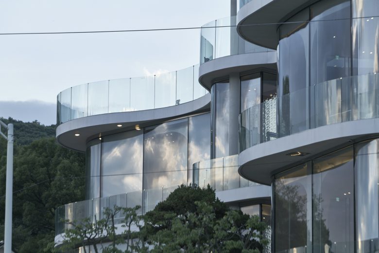 Фасад кафе с округлыми балконами Rose Mary Cafe