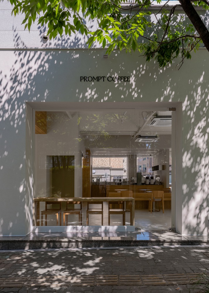 Фасад кафе с витринным окном Prompt Café