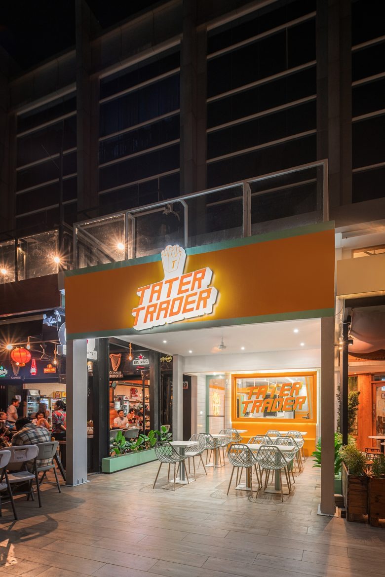 Фасад кафе вечерний вид TATER TRADER