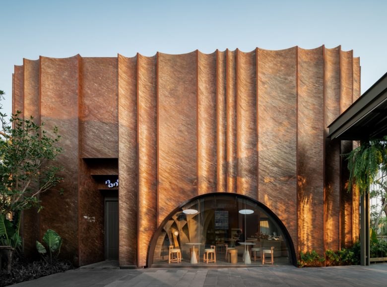 Фасад кофейни Nana Coffee Roasters с арочными окнами