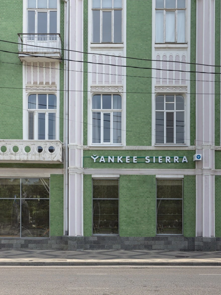 Фасад кофейни Yankee Sierra