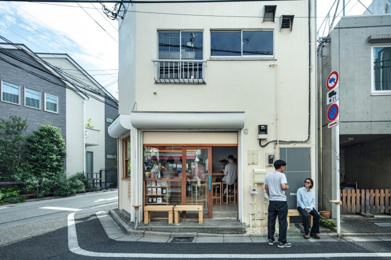 Фасад кофейни с посетителями LIGHT UP COFFEE